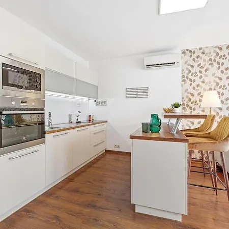 V Centre S Vyhladom Na Hrad A Parkovanim Appartement Bratislava