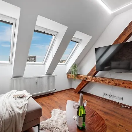 V Centre S Vyhladom Na Hrad A Parkovanim