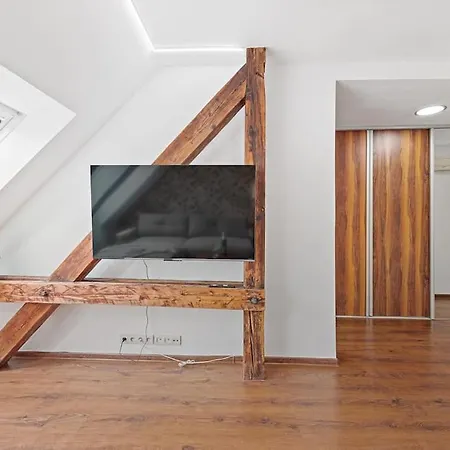 Appartement V Centre S Vyhladom Na Hrad A Parkovanim