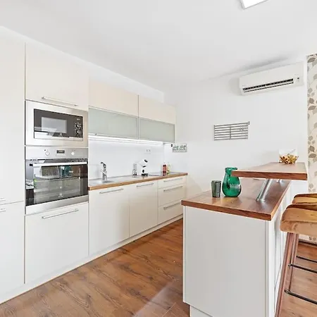 Apartmán V Centre S Vyhladom Na Hrad A Parkovanim Bratislava