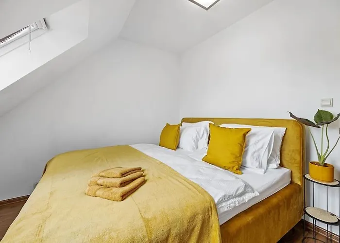 V Centre S Vyhladom Na Hrad A Parkovanim * براتسيلافا