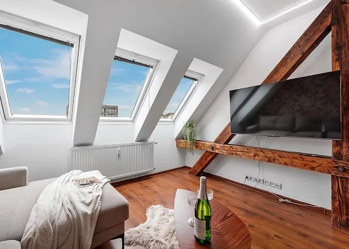 V Centre S Vyhladom Na Hrad A Parkovanim