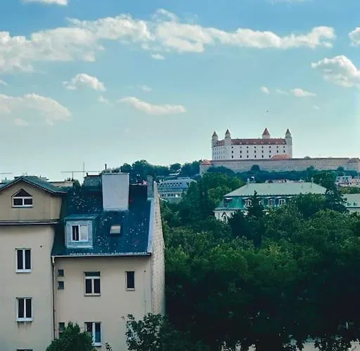 Apartament V Centre S Vyhladom Na Hrad A Parkovanim