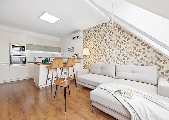 V Centre S Vyhladom Na Hrad A Parkovanim Bratislava