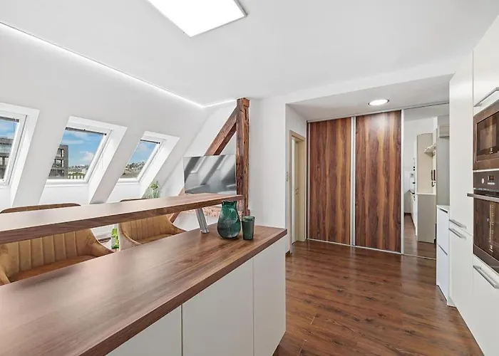 V Centre S Vyhladom Na Hrad A Parkovanim براتسيلافا