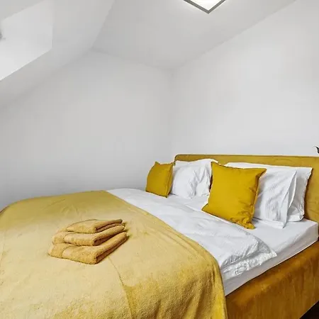 V Centre S Vyhladom Na Hrad A Parkovanim * Pressburg