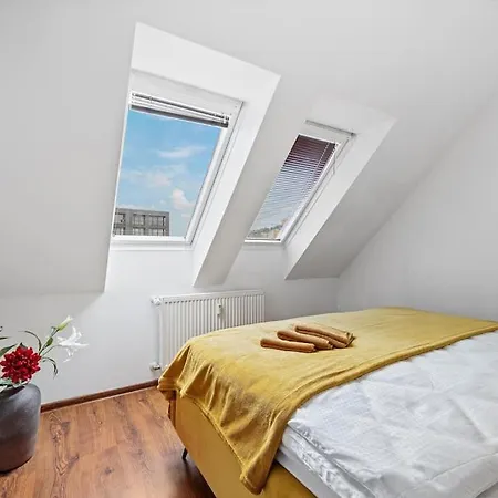 V Centre S Vyhladom Na Hrad A Parkovanim Pressburg