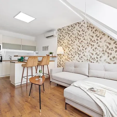 V Centre S Vyhladom Na Hrad A Parkovanim Pressburg