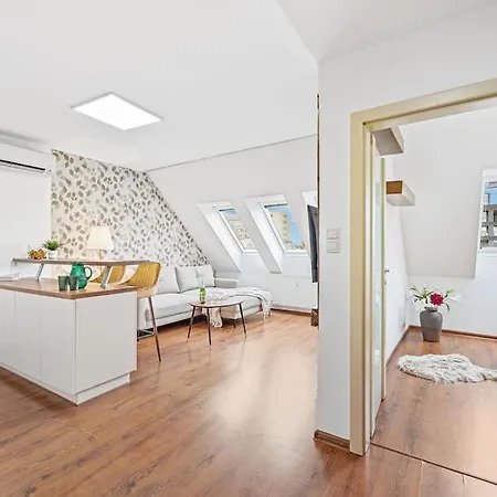 V Centre S Vyhladom Na Hrad A Parkovanim * Pressburg