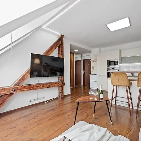 V Centre S Vyhladom Na Hrad A Parkovanim Apartment