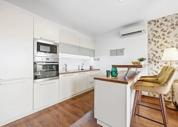 V Centre S Vyhladom Na Hrad A Parkovanim