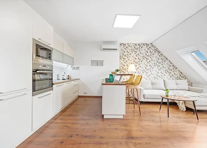 V Centre S Vyhladom Na Hrad A Parkovanim *